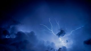 Cod galben de fenomene meteo extreme &icirc;n jumătate de țară. Se strică vremea și &icirc;n Capitală