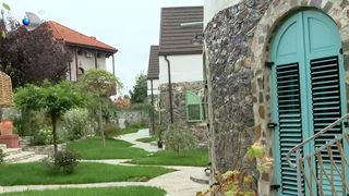 VIDEO „Ne place să venim ca să ne relaxăm”. Căsuțele din piatră, atracție turistică inedită
