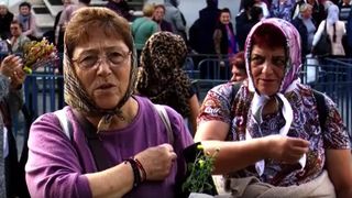 VIDEO Pelerini cu zâmbetul pe buze și lacrimi în ochi. Oamenii așteaptă cu credință să ajungă la moaștele Sf. Parascheva 