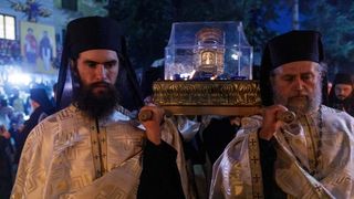 Drumul spre Cotroceni trece pe la moaștele Sfintei Parascheva