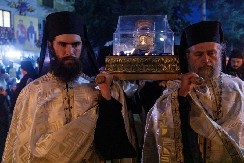 Drumul spre Cotroceni trece pe la moaștele Sfintei Parascheva