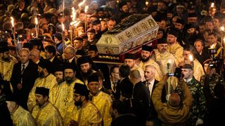 VIDEO Drumul spre Cotroceni trece pe la moaștele Sfintei Parascheva