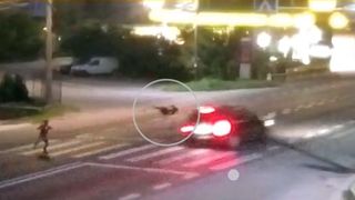 VIDEO Copil de 11 ani, spulberat în timp ce traversa o stradă din Vâlcea! Băiatul este rănit la cap. Impactul cumplit, filmat în totalitate