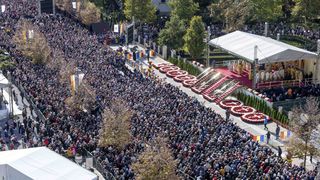 VIDEO Sărbătoarea Sfintei Parascheva! Zeci de mii de oameni participă la slujba de la Iași