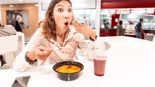 „Boala vampirului” a transformat viața unei femei într-un adevărat chin. Poate să moară dacă mănâncă usturoi: „Cine suferă de această patologie trebuie să fi fost un monstru”