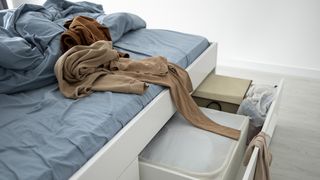 O femeie a fost ucisă de salteaua patului. Detalii înfiorătoare despre piesa periculoasă de mobilier: "A murit de asfixie pozițională"