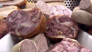 VIDEO „Noi avem din porc normal, cum se face”. Dilemă în piețe: carne hibrid sau „tradițională”?