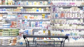 VIDEO Laptele și produsele lactate, scumpiri &icirc;n septembrie. Lista produselor care urmează să explodeze la raft