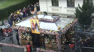 Pelerinajul de la Iași, mină de aur pentru o femeie. Suma pe care a făcut-o Alina în fiecare zi după ce a reciclat sticlele lăsate în urmă de credincioși