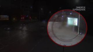 VIDEO Trei pietoni și-au văzut moartea cu ochii, la Iași. Au fost loviți de o mașină care a ajuns pe trotuar din cauza unui autoturism care nu s-a asigurat