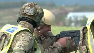 VIDEO Mii de rezerviști, chemați la datorie. Au &icirc;mbrăcat uniforma militară și au pus m&acirc;na pe armă după 30 de ani