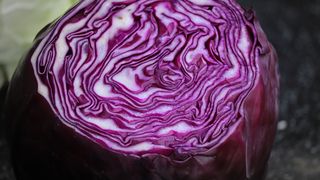 Beneficiile și contraindicațiile sucului de varză roșie