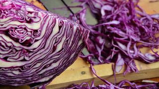 Beneficiile și contraindicațiile sucului de varză roșie