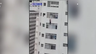 VIDEO Scene dramatice la etajul 16! O femeie a alunecat &icirc;n timp ce spăla geamurile