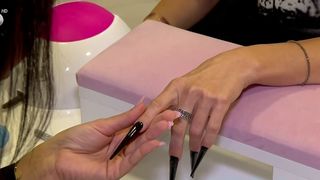 VIDEO &bdquo;Am ales să facem o manichiură mai extravagantă&rdquo;. Unghii &icirc;ndrăznețe pentru Halloween