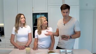 VIDEO Fabian Soare, în bucătărie cu mama și iubita! Influencerul a pregătit desertul momentului: ciocolata Dubai