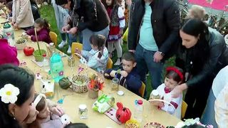 VIDEO &bdquo;&Icirc;ncurajăm generația nouă să nu uite de tradițiile rom&acirc;nești&rdquo;. Festival de toamnă la grădiniță