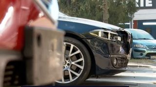 VIDEO A lovit 13 mașini dintr-un foc