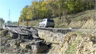 VIDEO Drumul suspinelor- asfaltul modern se surpă
