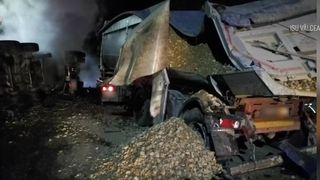 VIDEO Două tiruri s-a ciocnit &icirc;n județul V&acirc;lcea! Traficul a fost blocat pentru ore bune