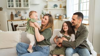 VIDEO Ajutor pentru familiile tinere! Ce condiții trebuie să îndeplinească doritorii?