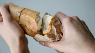 Rom&acirc;nii trebuie să plătească mai mult pentru p&acirc;inea de toate zilele. Cu c&acirc;t se scumpește franzela