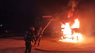 Un camion &icirc;ncărcat cu tone de rumeguș a fost cuprins de flăcări, pe o stradă din Oradea. Pompierii, intervenție contracronometru