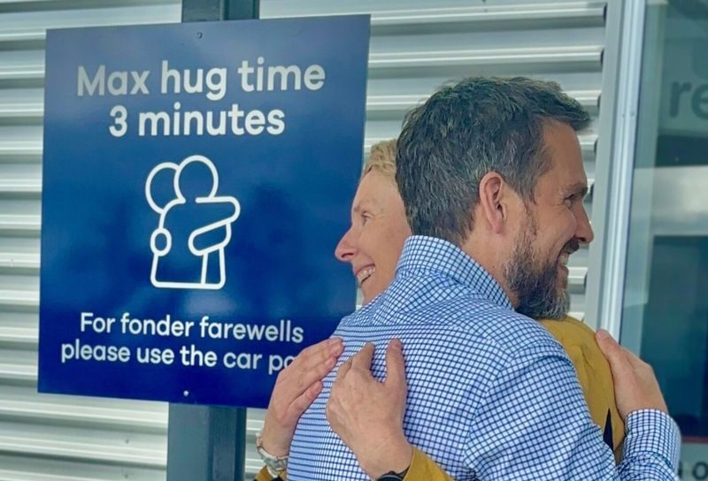 aeroport, imbratisare, turisti, avion