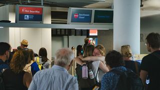 aeroport, imbratisare, turisti, avion 