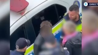 VIDEO Tânărul care și-a bătut diriginta a venit înarmat la controlul judiciar. Băiatul a fost arestat