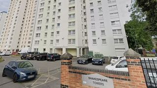 O femeie &icirc;nsărcinată &icirc;n luna a noua s-a aruncat de pe un bloc turn din Leeds