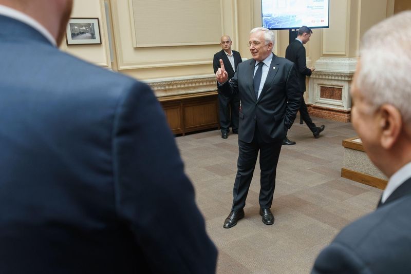 Ce salariu încasează Mugur Isărescu, după ce a obținut un nou mandat de șef BNR