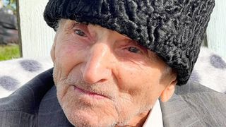 El este Dumitru, bătr&acirc;nul care a luat parte la cel de-Al Doilea Război Mondial, dar nu primește ajutor de la stat. La 100 de ani, bărbatul nu poate uita ororile pe care le-a văzut