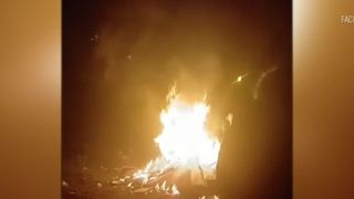 VIDEO Mai multe familii, scandal monstru &icirc;n Mediaș. Au dat foc la lucruri pentru că nu vor să iasă din locuințele pe care le ocupă abuziv