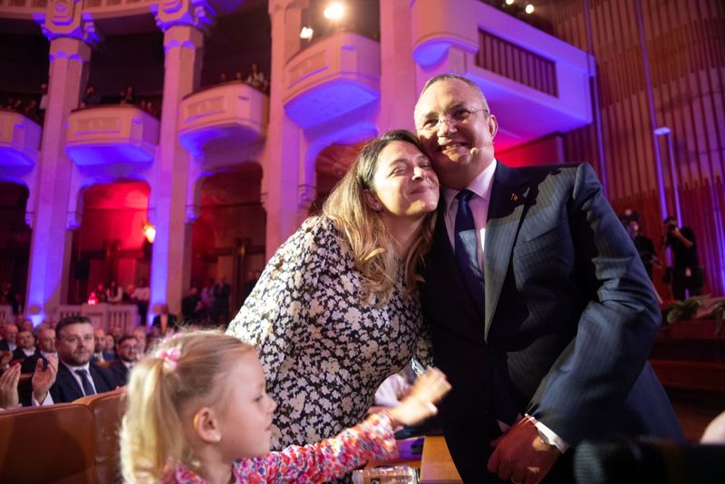 nicolae ciuca, campanie electorala, alegeri 2024, nicolae ciuca sotie 