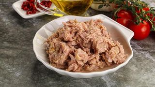 Tonul la conservă, contaminat cu mercur. 