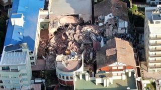 VIDEO Hotel de 10 etaje prăbușit într-un oraș din Argentina. Zeci de oameni prinși sub dărâmături - UPDATE