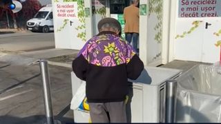 VIDEO Cerșetorii nu mai vor bani, ci sticle de reciclat