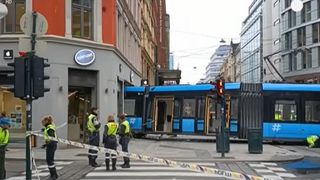 VIDEO A intrat cu tramvaiul în magazin