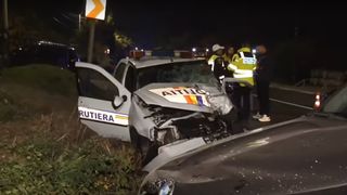 O șoferiță din Argeș a spulberat cu bolidul de lux mașina Poliției. Cei doi agenți au rămas &icirc;ncarcerați &icirc;n autospecială