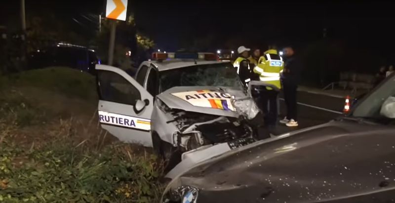 O șoferiță din Argeș a spulberat cu bolidul de lux mașina Poliției. Cei doi agenți au rămas încarcerați în autospecială