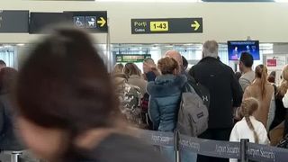 VIDEO Avion Tarom ținut la sol pentru o datorie de 7.000 euro