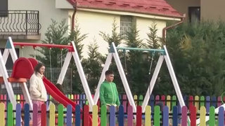 VIDEO Localitățile din Rom&acirc;nia unde tinerii primesc bani pentru a face copii și teren gratuit pentru a-și ridica case. Măsurile luate pentru creșterea natalității