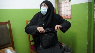 Un bărbat deghizat &icirc;n măicuță a făcut mii de lei din cerșit, &icirc;n Bacău. Cerea bani pentru false intervenții medicale