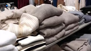 VIDEO „Este o piesă care nu ar trebui să îți lipsească din garderobă”. 4 pulovere care nu se demodează!