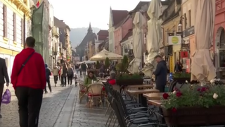 VIDEO Vești bune pentru turiștii care ajung la Brașov. Autoritățile au prelungit cu o lună programul teraselor din centrul istoric