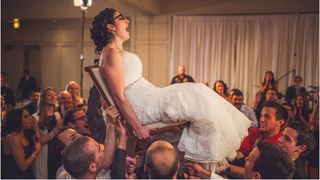 Nuntă transformată &icirc;n coșmar. Mireasa s-a trezit la petrecere cu fosta iubită a soțului și a &icirc;nceput scandalul. "Ce femeie sănătoasă la cap ar face așa ceva?"