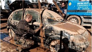 VIDEO A stat trei zile blocată în mașină, alături de cumnata sa ucisă de torenții ucigași. Salvare miraculoasă în Valencia