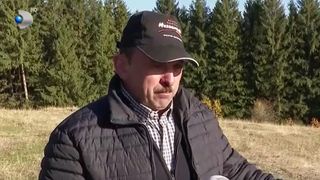 VIDEO Un cioban a fost snopit &icirc;n bătaie de mai mulți tineri. Motivul greu de imaginat de la care a pornit scandalul: &bdquo;Au&nbsp;năvălit&nbsp;peste mine&rdquo;