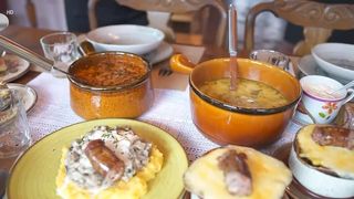 VIDEO &bdquo;Eu le doresc drumuri bune, să mai treacă pe la noi&rdquo;. Apreciați pentru că-i primesc pe turiști acasă